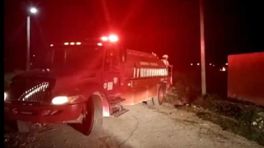 Bomberos se llevaron el tanque para vaciar su contenido en un lugar   fuera de la ciudad