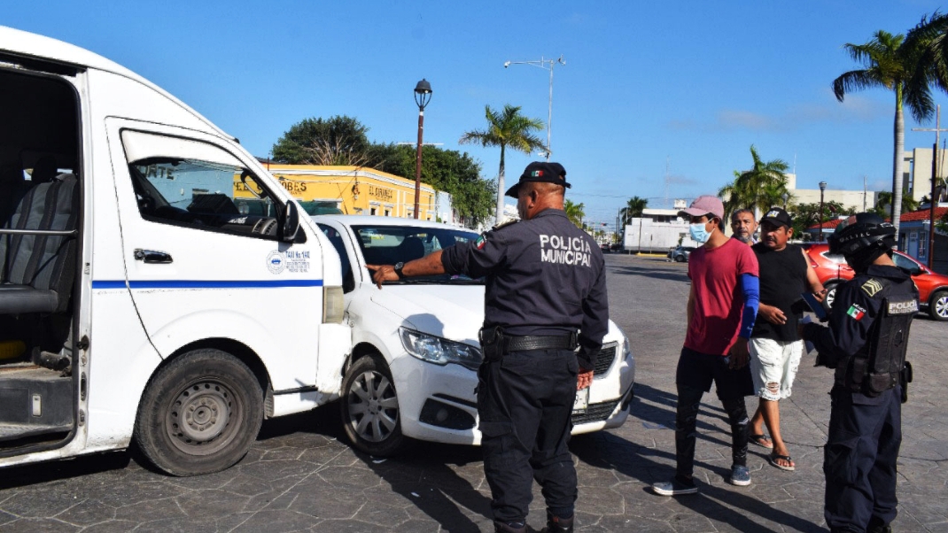 Combi de pasajeros choca contra turistas en Progreso