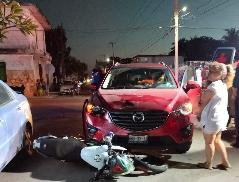 Camioneta arrolla a dos jóvenes a bordo de una motocicleta en Progreso