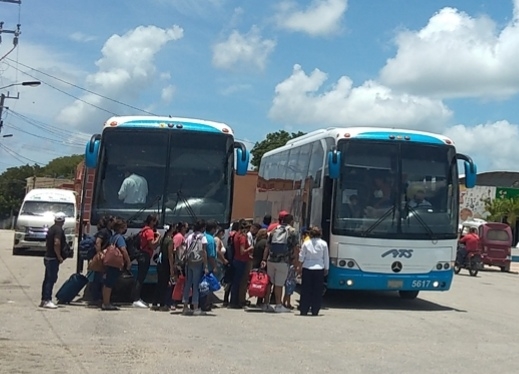 En Sabancuy, visitantes abarrotan la terminal de autobuses previo al regreso a clases