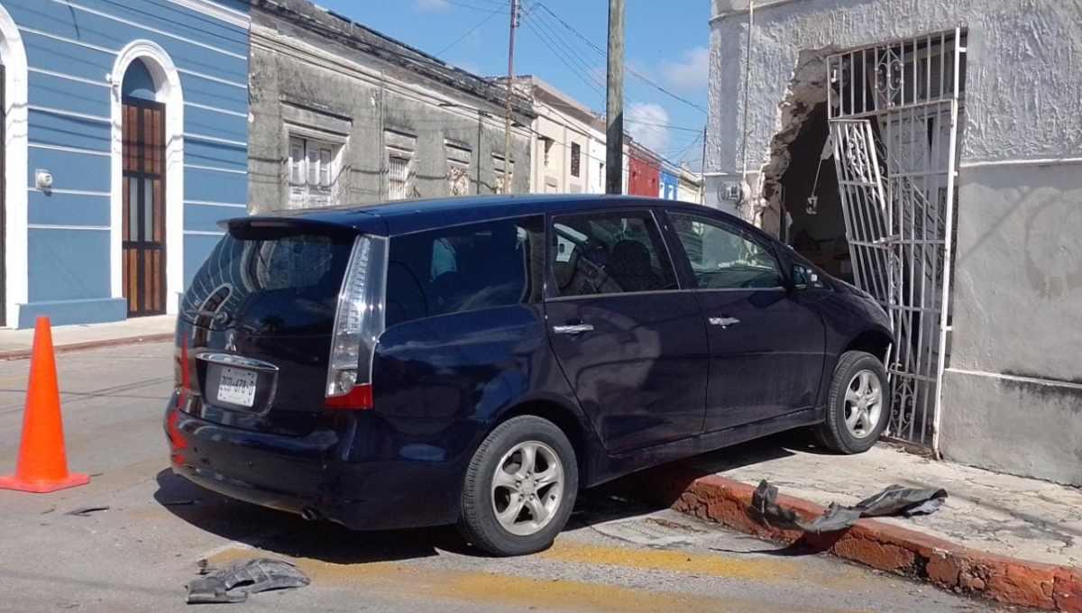 Camioneta choca contra una casa en el Centro de Mérida: FOTO