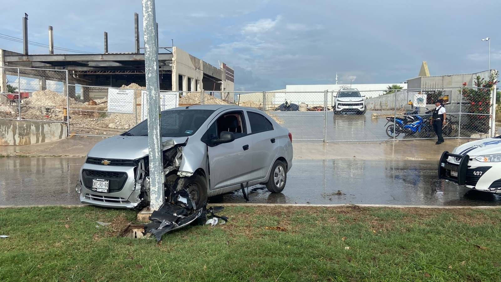 Conductor derrapa y choca contra un poste de alumbrado en Campeche: EN VIVO