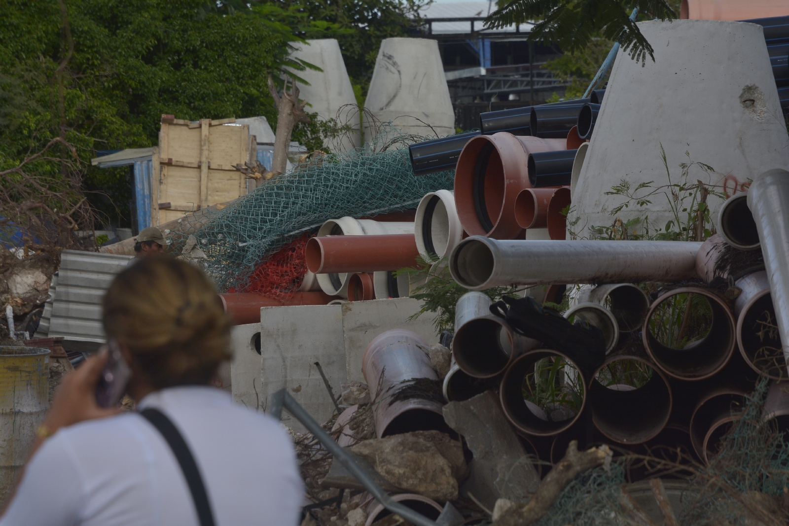 Vecinos de Cancún  denuncian a Aguakan por tener un 'cementerio de tubos' en la calle