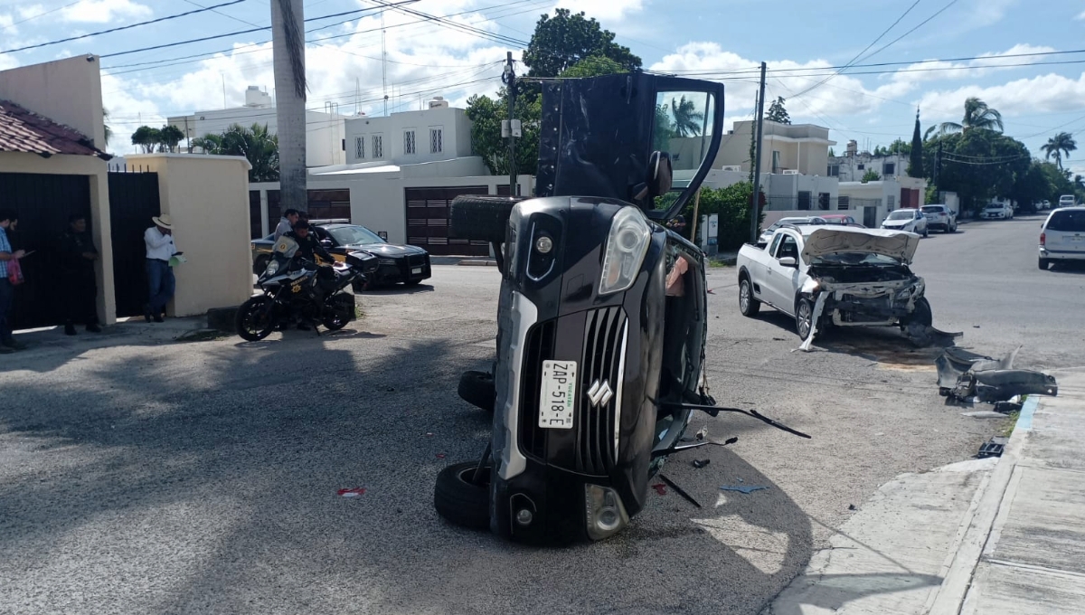 El fuerte impacto ocasionó que un auto vuelque en Mérida