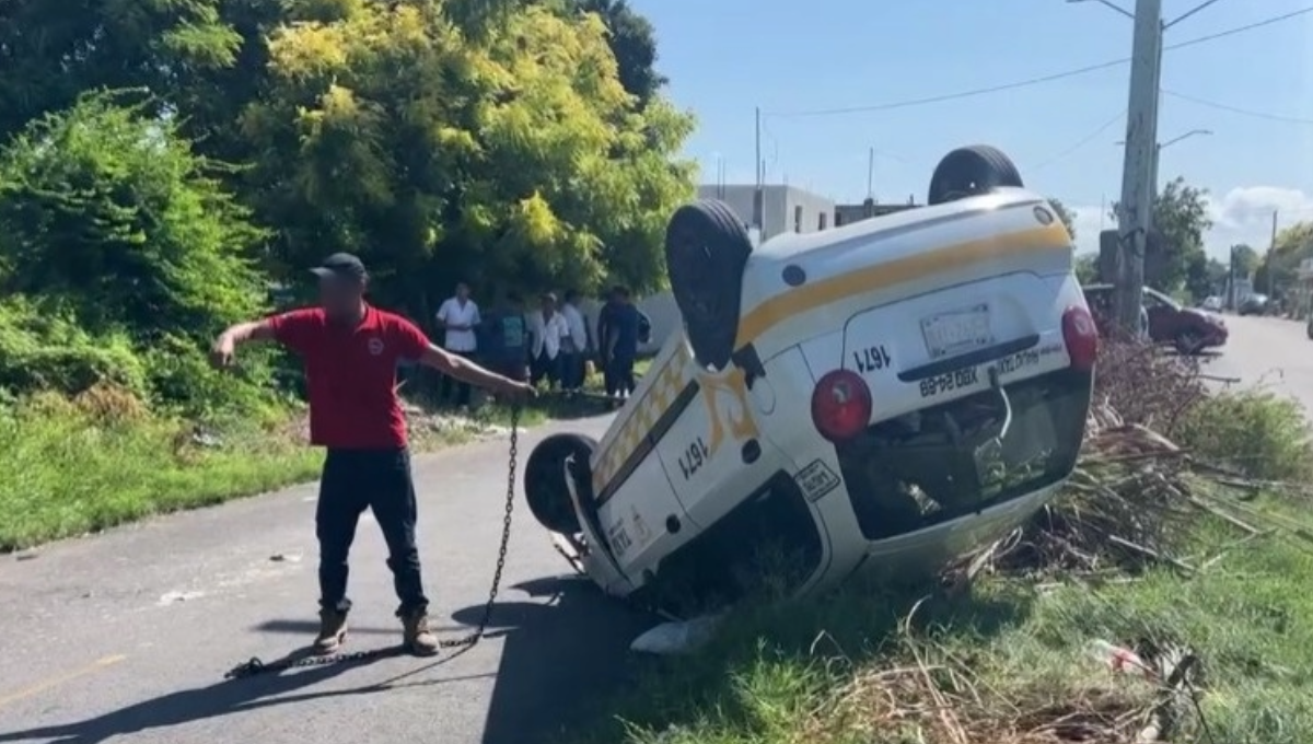 Taxi vuelca sobre el camellón en la avenida Heriberto Frías en Chetumal