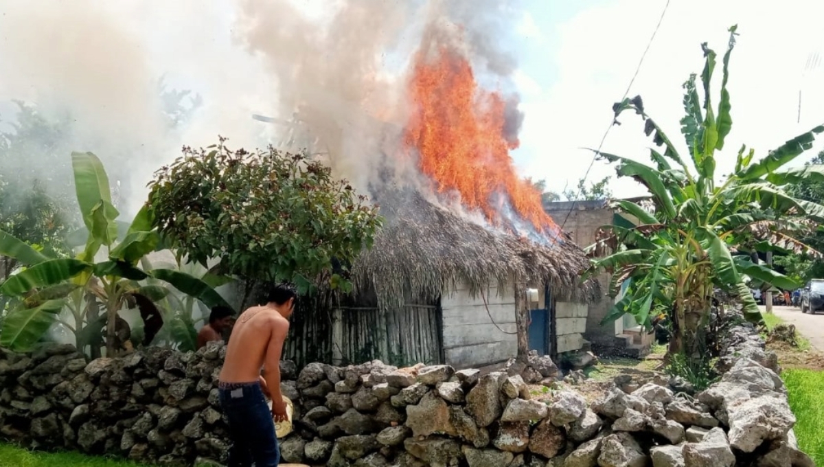 Bomberos y vecinos lograron sofocar las llamas en la casa