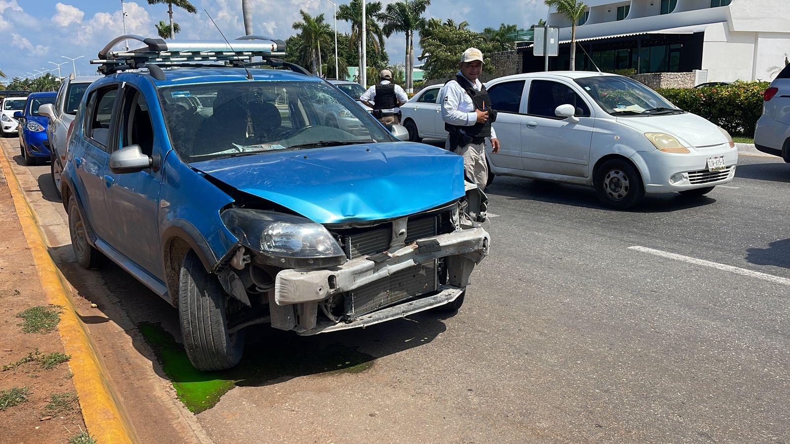 Conductor se distrae al volante y choca contra un auto en el malecón de Campeche