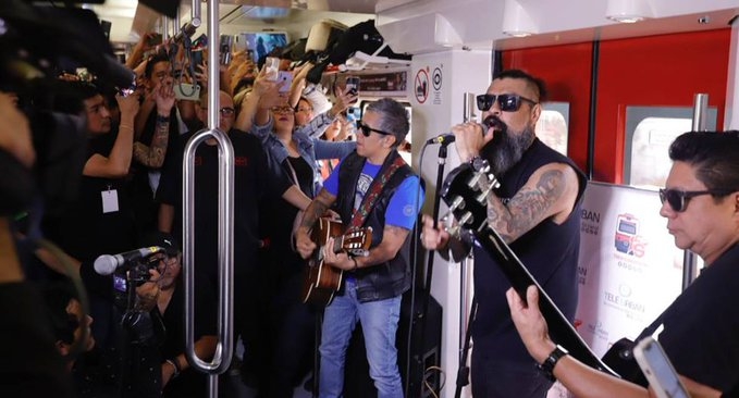 Panteón Rococó sorprende a fans y da concierto gratis en el tren Suburbano