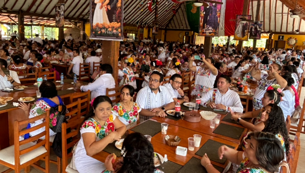 Trabajadores escolares en Temozón, Yucatán, conmemoran la formación intercultural