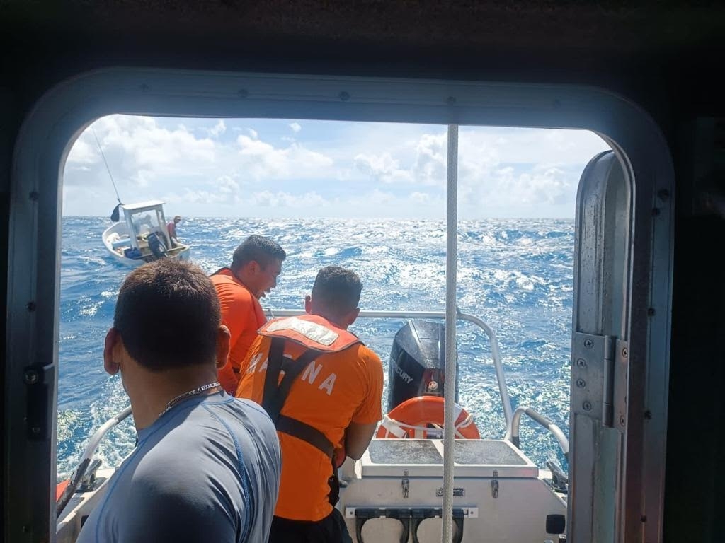 Semar rescata lancha a la deriva en altamar cerca del Parque Nacional de Isla Contoy