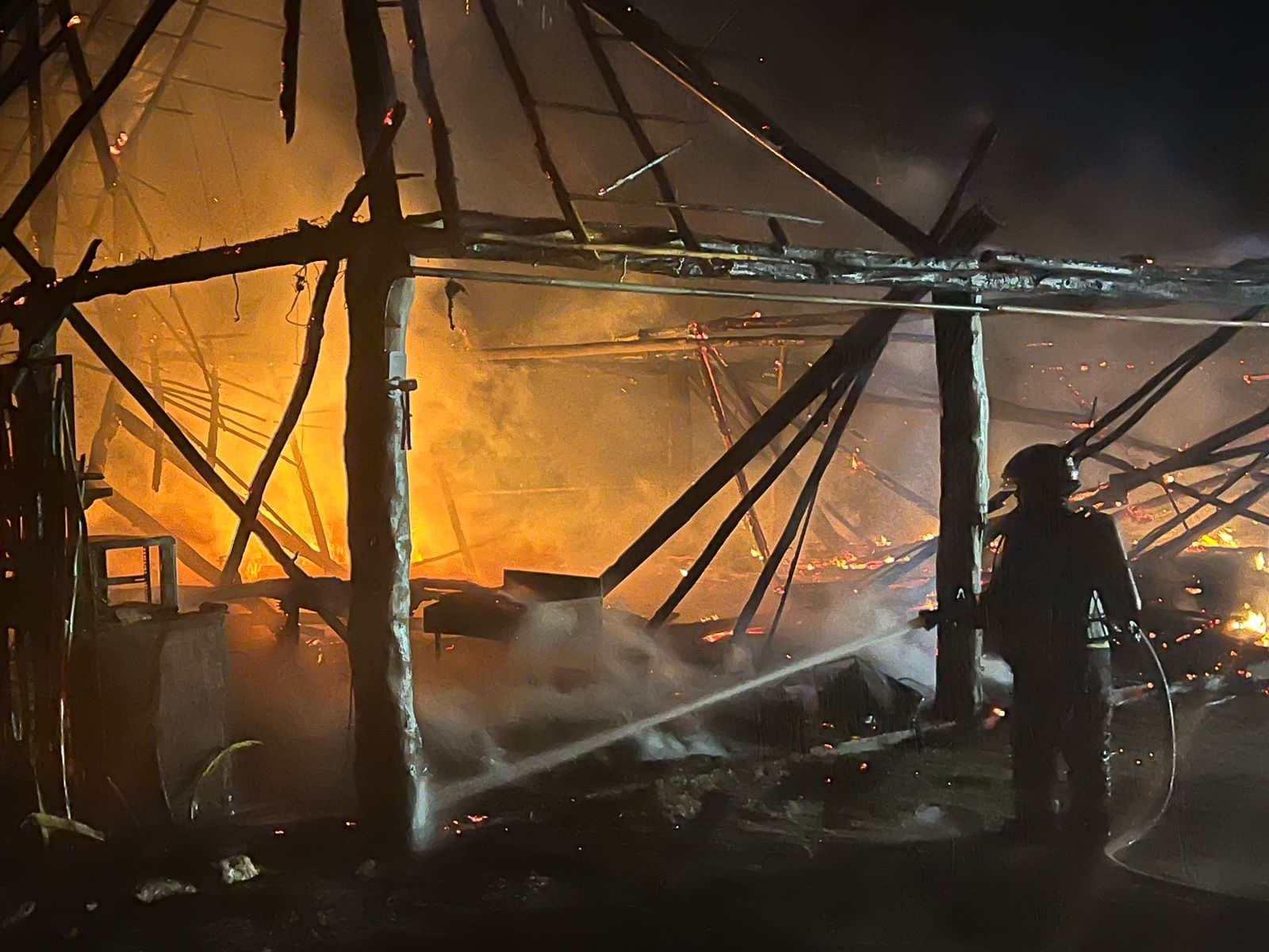 Fuego consume una palapa en el club Blue Venado de Playa del Carmen