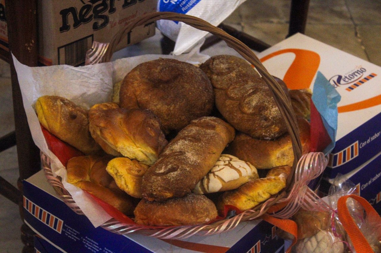 Católicos regalan pan dulce en la Catedral de Mérida en honor al Santo Cristo de las Ampollas