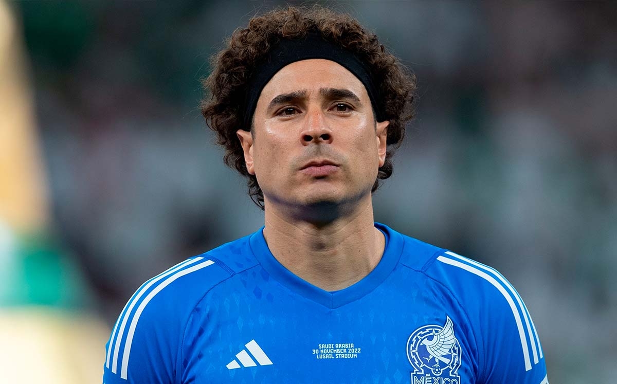 Aficionados del Tri arremeten contra Guillermo Ochoa