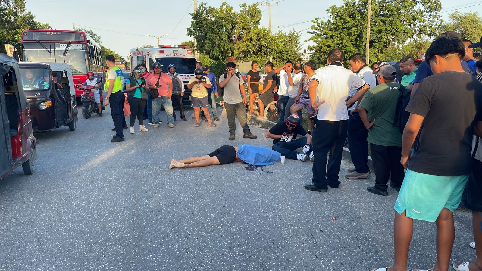 El cuerpo del joven quedó tendido sobre la avenida Tules, donde perdió la vida