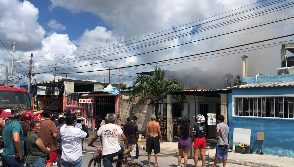 Fuerte incendio devasta bazar en la Región 92 de Cancún