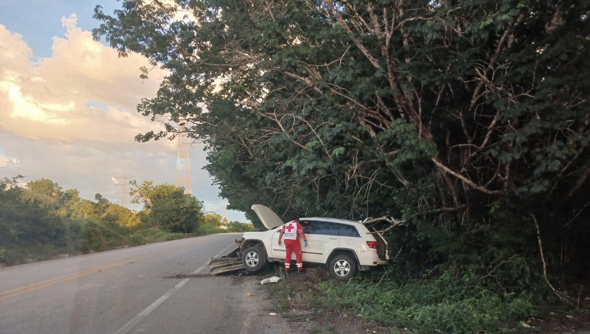 Conductor se duerme al volante y termina fuera de la carretera Escárcega-Chetumal