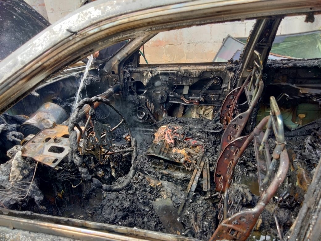 El auto fue consumido en casi un 70% por el fuego