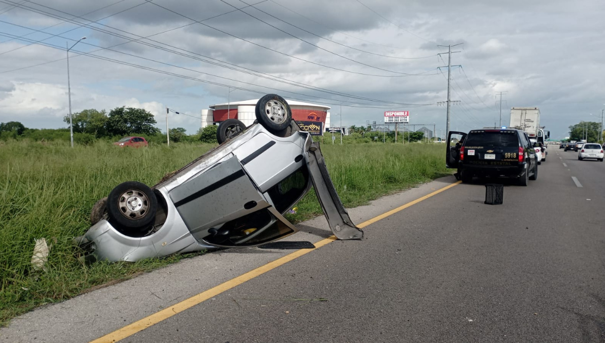 Auto queda 'de cabeza' cuando viajaba de Progreso a Mérida