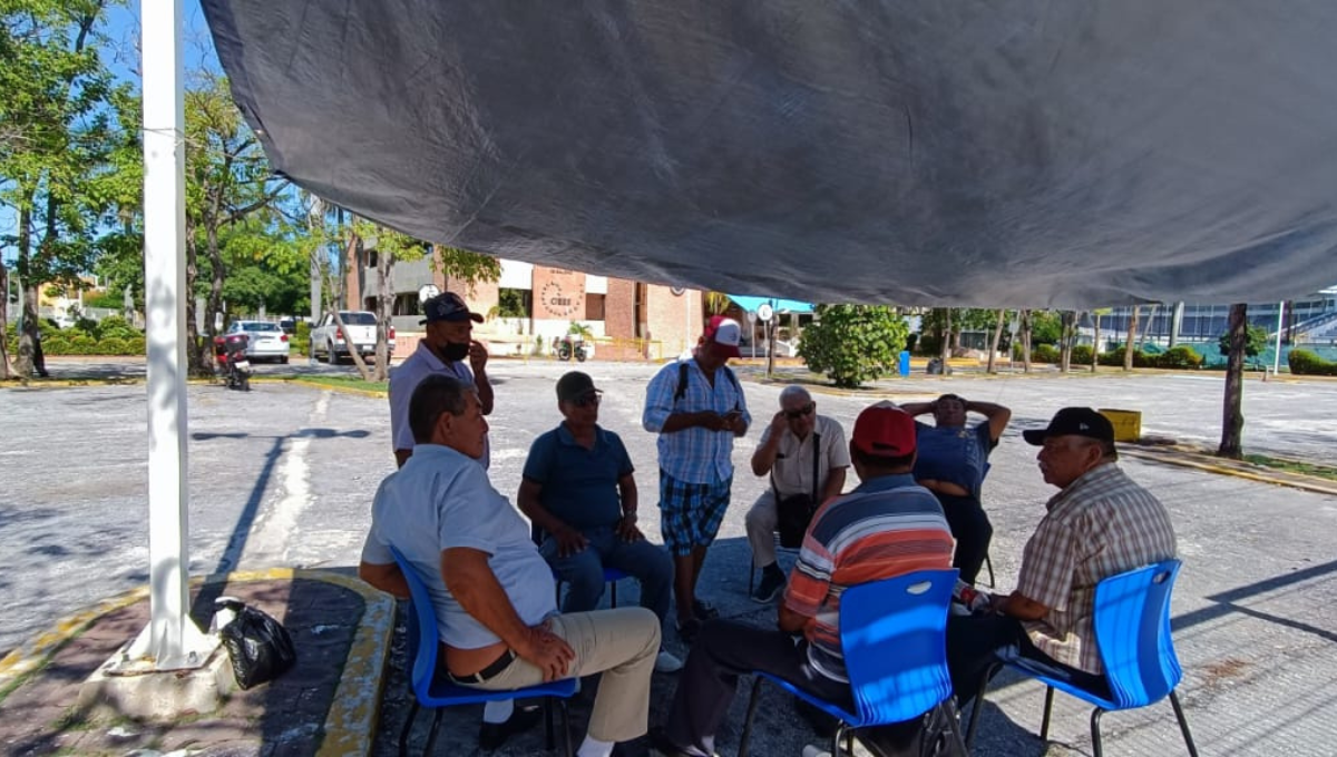 Jubilados de la Universidad de Ciudad del Carmen cumplen 24 horas de protesta: EN VIVO