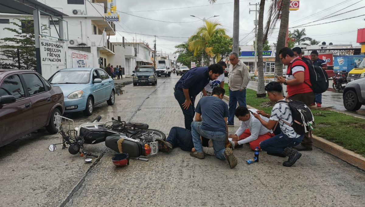 Por el fuerte impacto, el motociclista fue trasladado a un hospital
