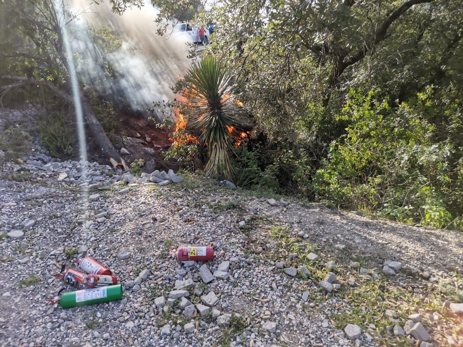 El auto quedó incendiándose a un costado de la carretera