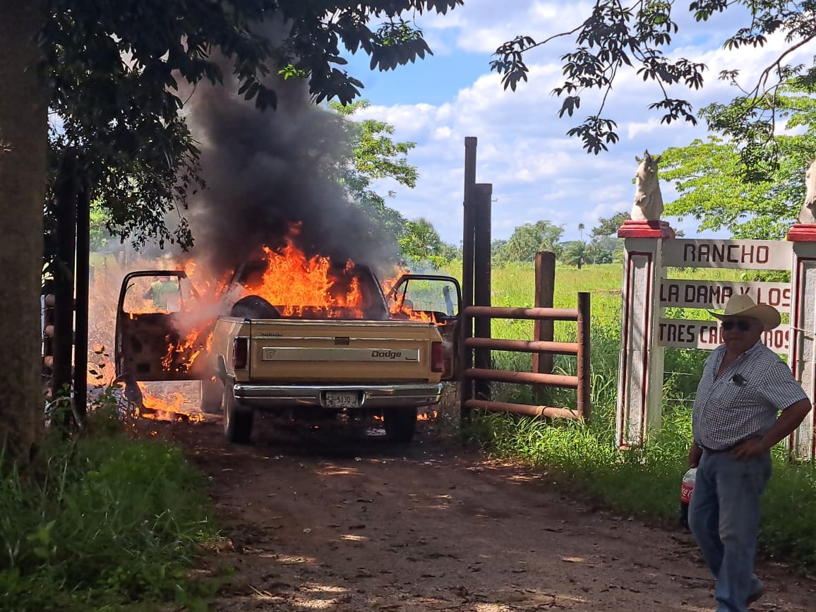 La camioneta del abuelito fue consumida por el fuego, registrando graves pérdidas materiales