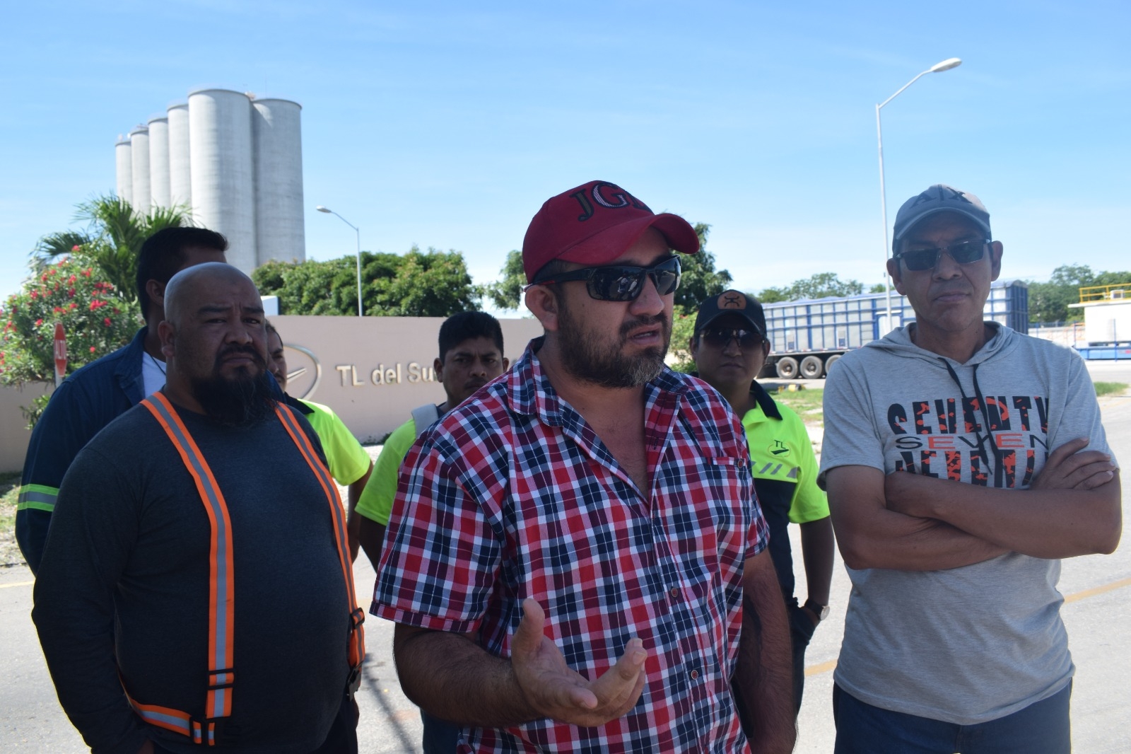 Transportistas prevén renuncia masiva en la empresa 'TL del Sur' en Progreso por despidos injustificados