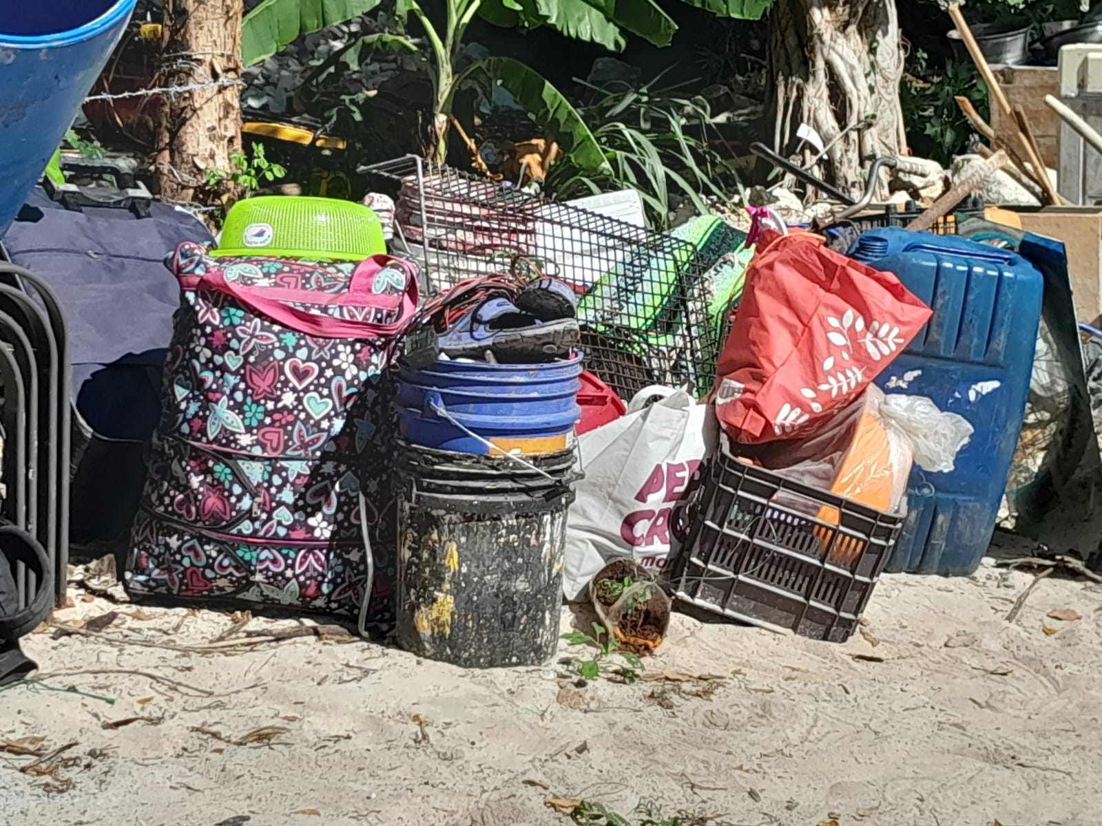 Desalojan a familias que viven bajo torres de alta tensión en Playa del Carmen