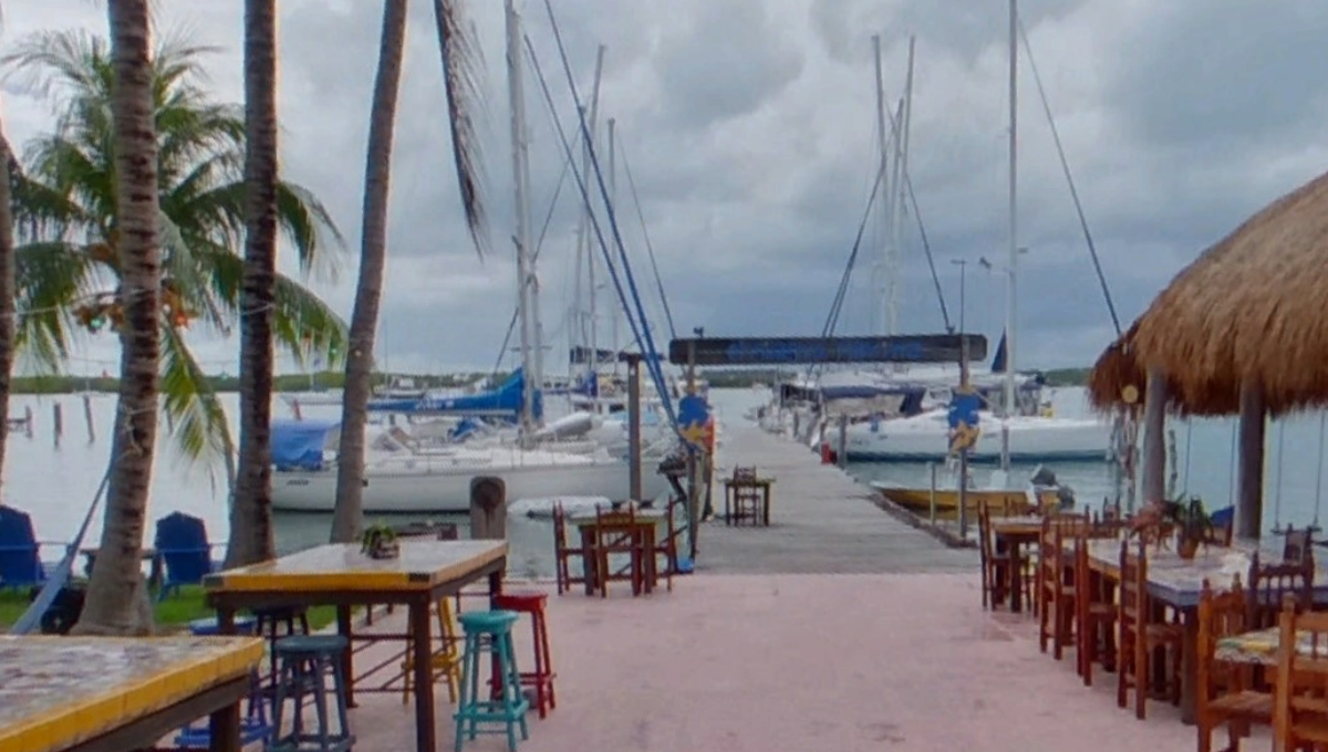 Yates y veleros en Isla Mujeres tiran sus 'aguas residuales' al mar abierto