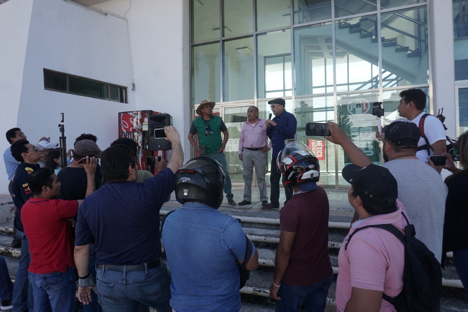 Priistas amaneraron con tomar las instalaciones del PRI en Campeche