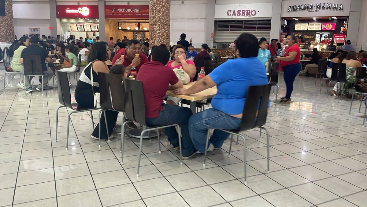 Meridanos buscan refugios ante el calor en plazas comerciales: EN VIVO