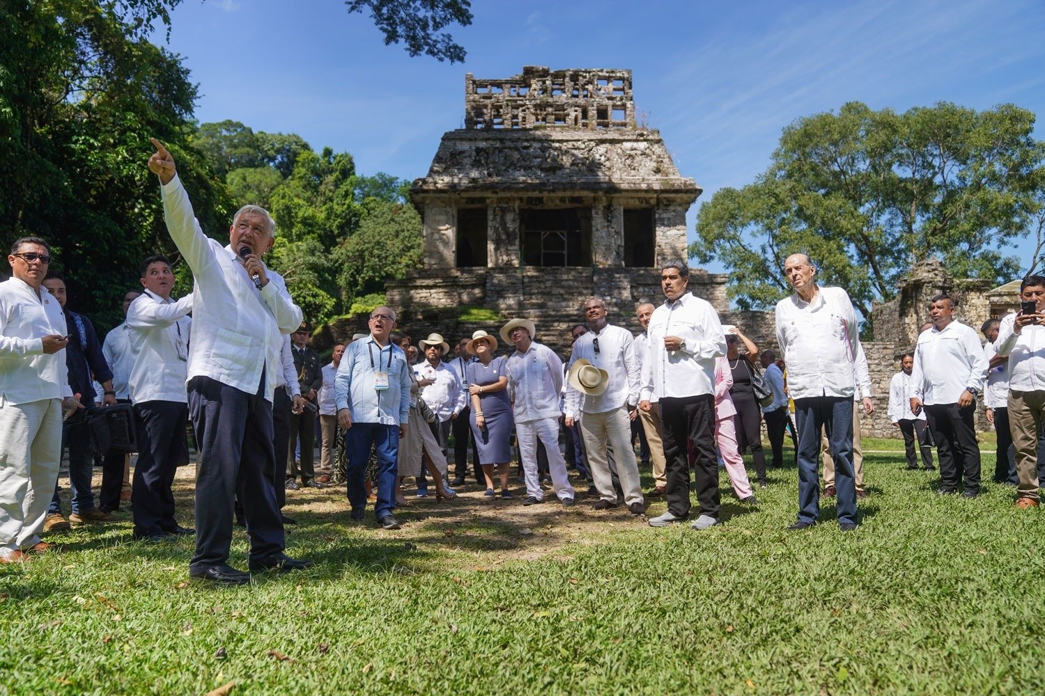 AMLO encabezó el recorrido como el Presidente anfitrión