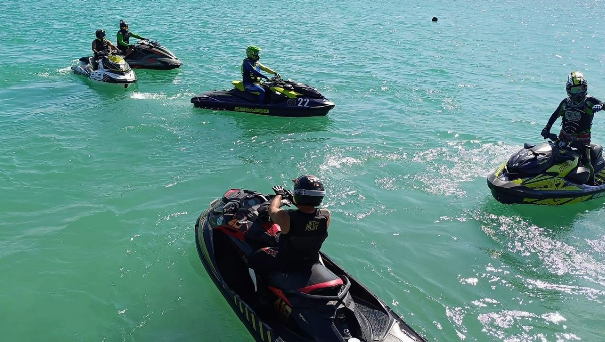 Campeón nacional de motonáutica da show en Laguna Milagros de Chetumal