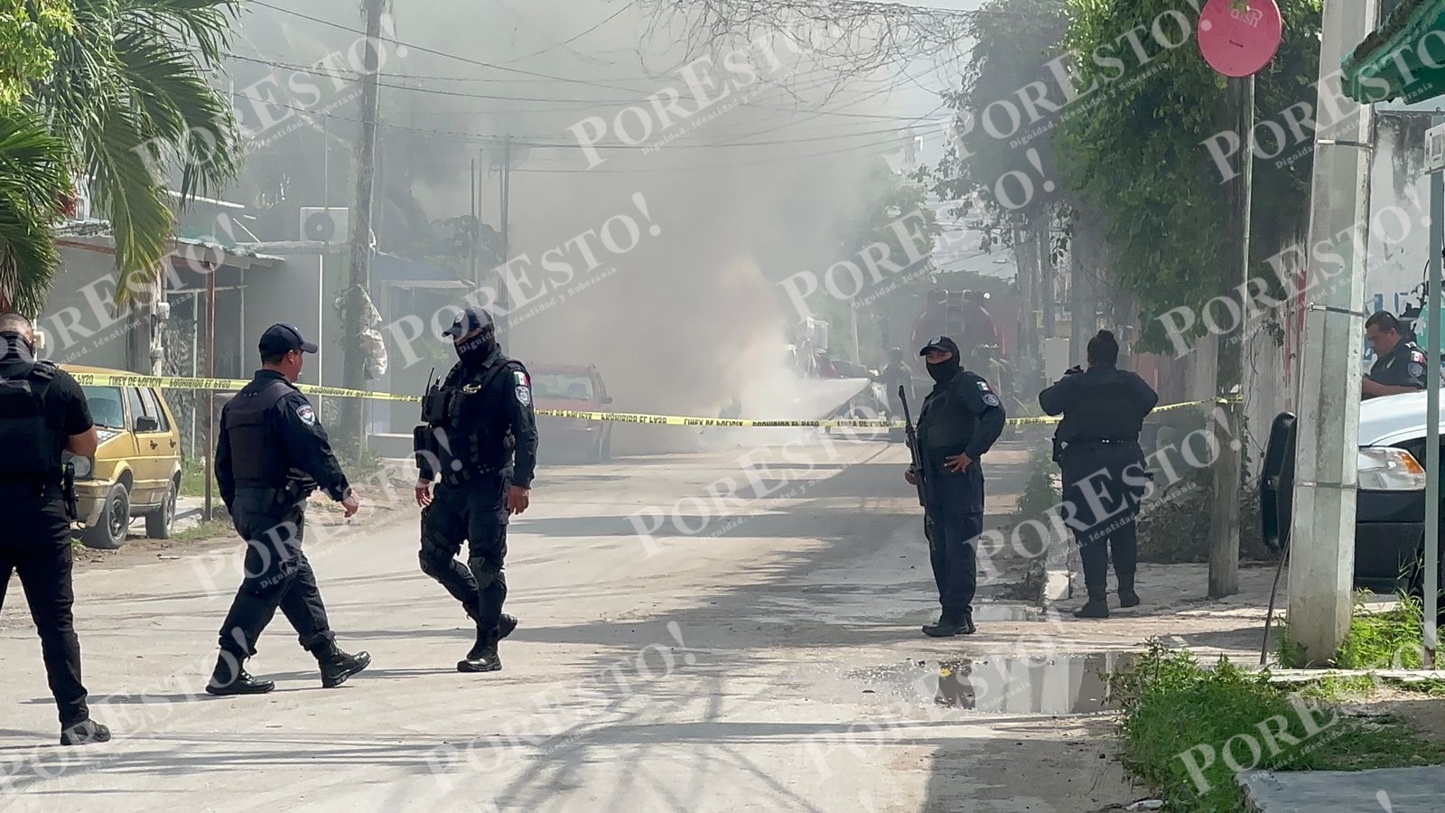 Un auto con impactos de bala fue consumido por el fuego en el ataque armado