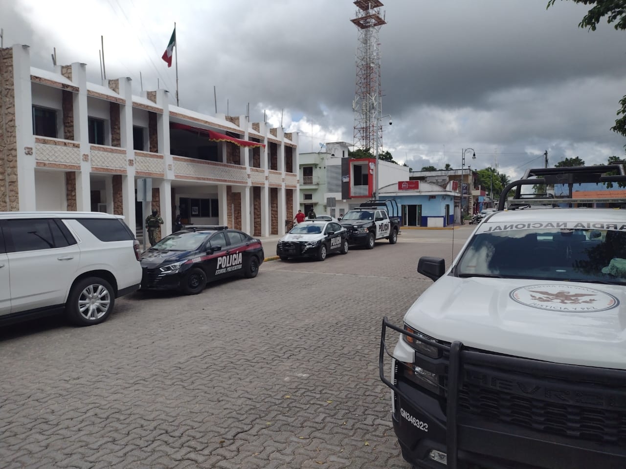 Diferentes cuerpos de seguridad discutieron a puert acerrada