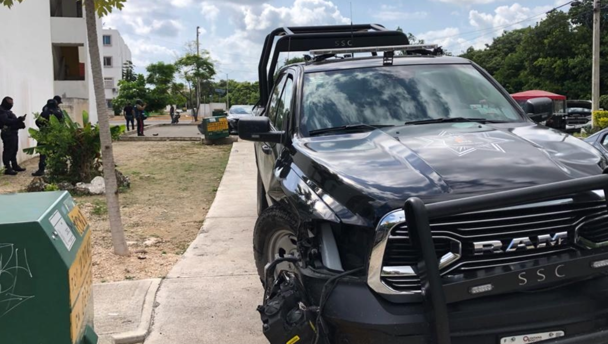 Elementos de seguridad en Cancún chocan contra un carro durante una persecución