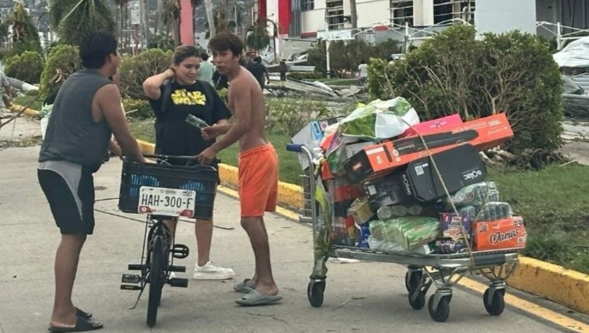 En diversas partes de Acapulco se pudieron ver imágenes de personas cometiendo actos de rapiña en tiendas comerciales