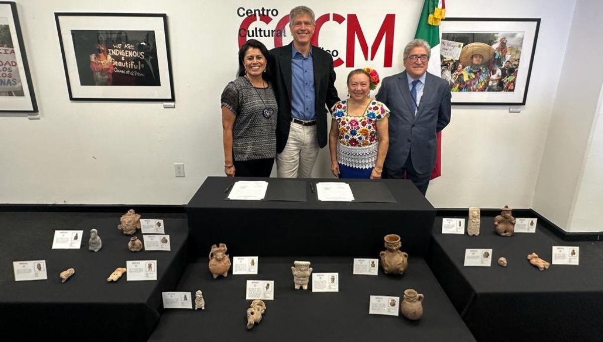 Gustavo Martínez Cianca, Consul de México en Los Ángeles, agradeció la entrega de piezas arqueológicas a Bill y Jonathan Lewis, quienes las tenían en su posesión