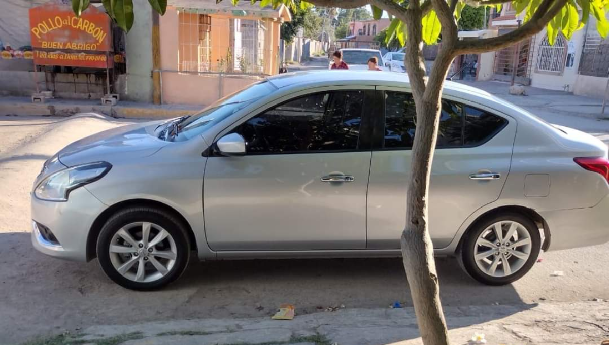 Roban auto de Durango estacionado afuera de una casa en Escárcega, Campeche