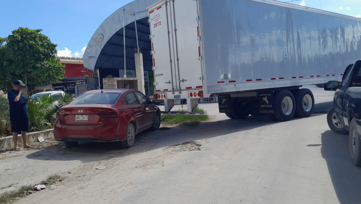 Tráiler arrastra por varios metros a un automóvil en Escárcega, Campeche