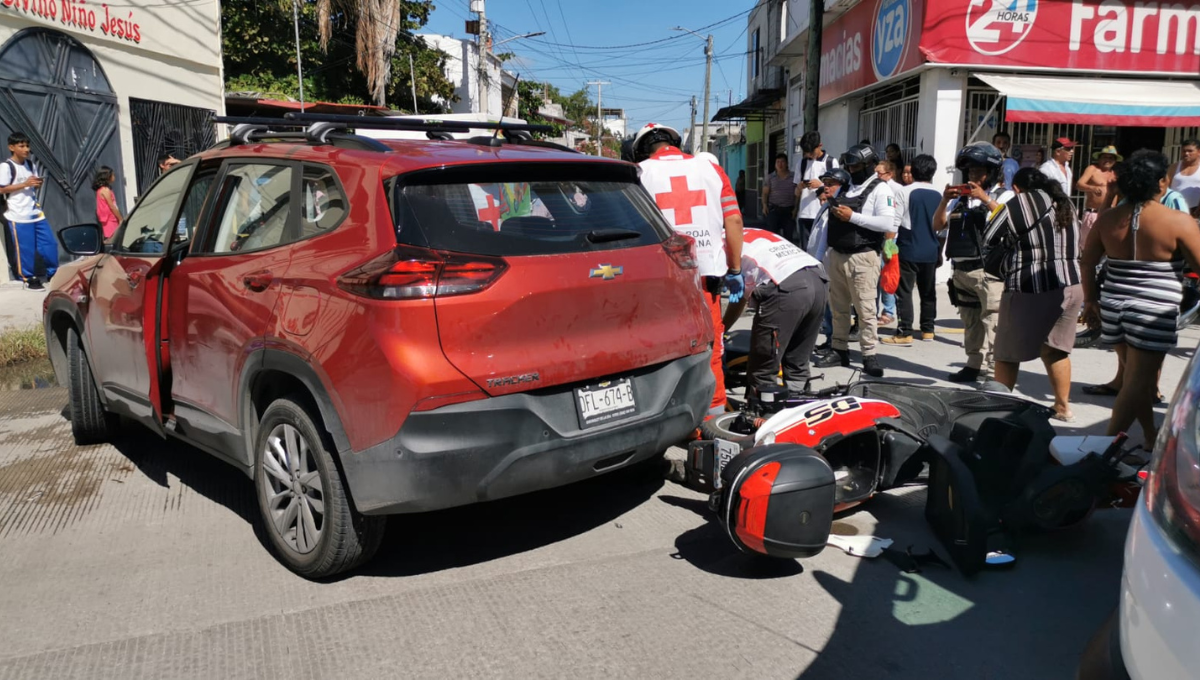 Conductor se 'vuela' el alto y atropella a un motociclista en Ciudad del Carmen