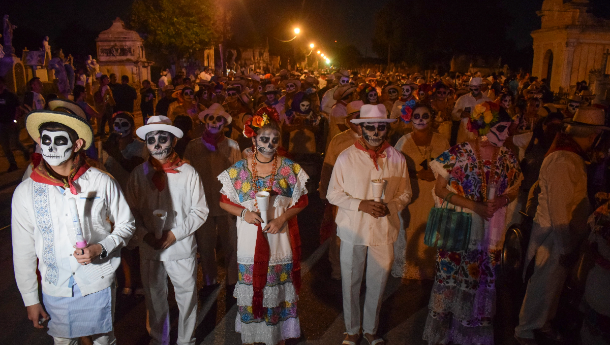 El camposanto se convirtió en el epicentro de miles de personas que desde las 18:00 horas