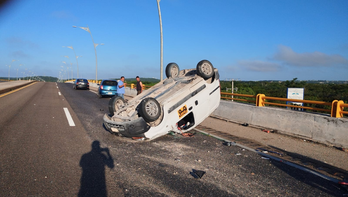 Vuelca camioneta de Hidalgo en el Periférico de Campeche
