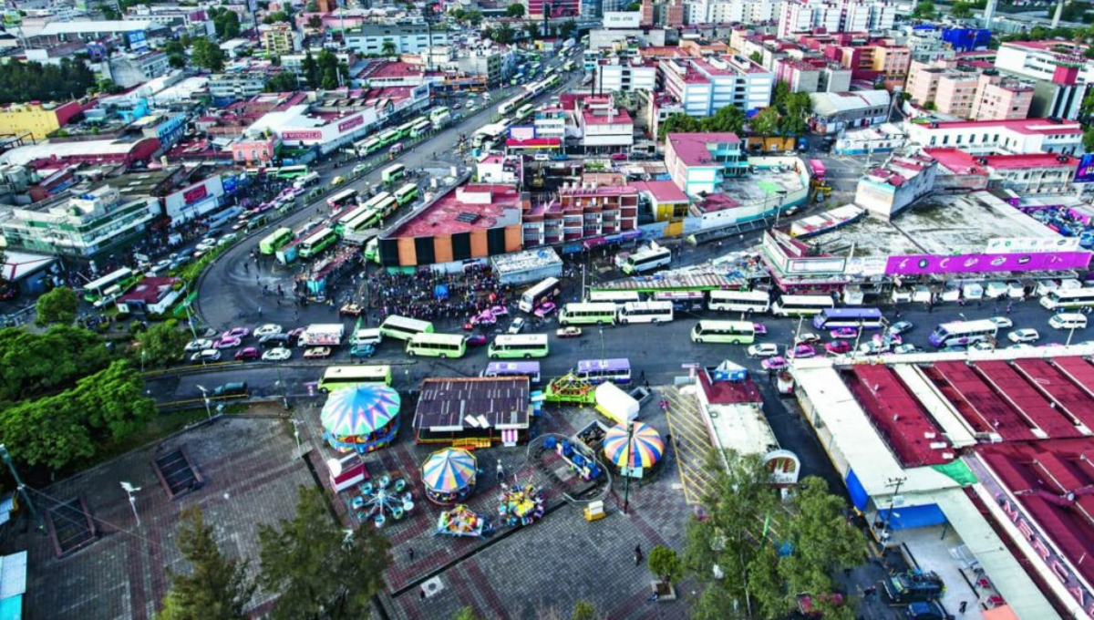 Joven de 14 años intenta lanzarse de un puente peatonal en Tacubaya, CDMX