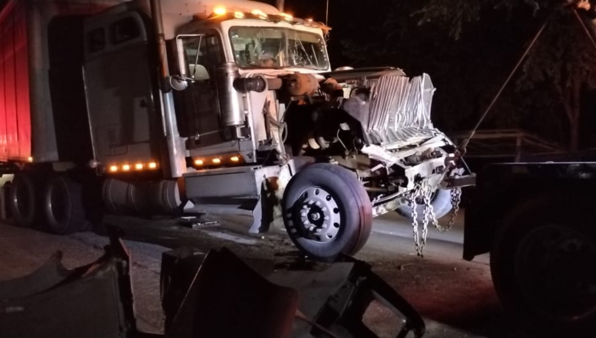 Chocan dos tráileres por alcance en la carretera Escárcega-Chetumal