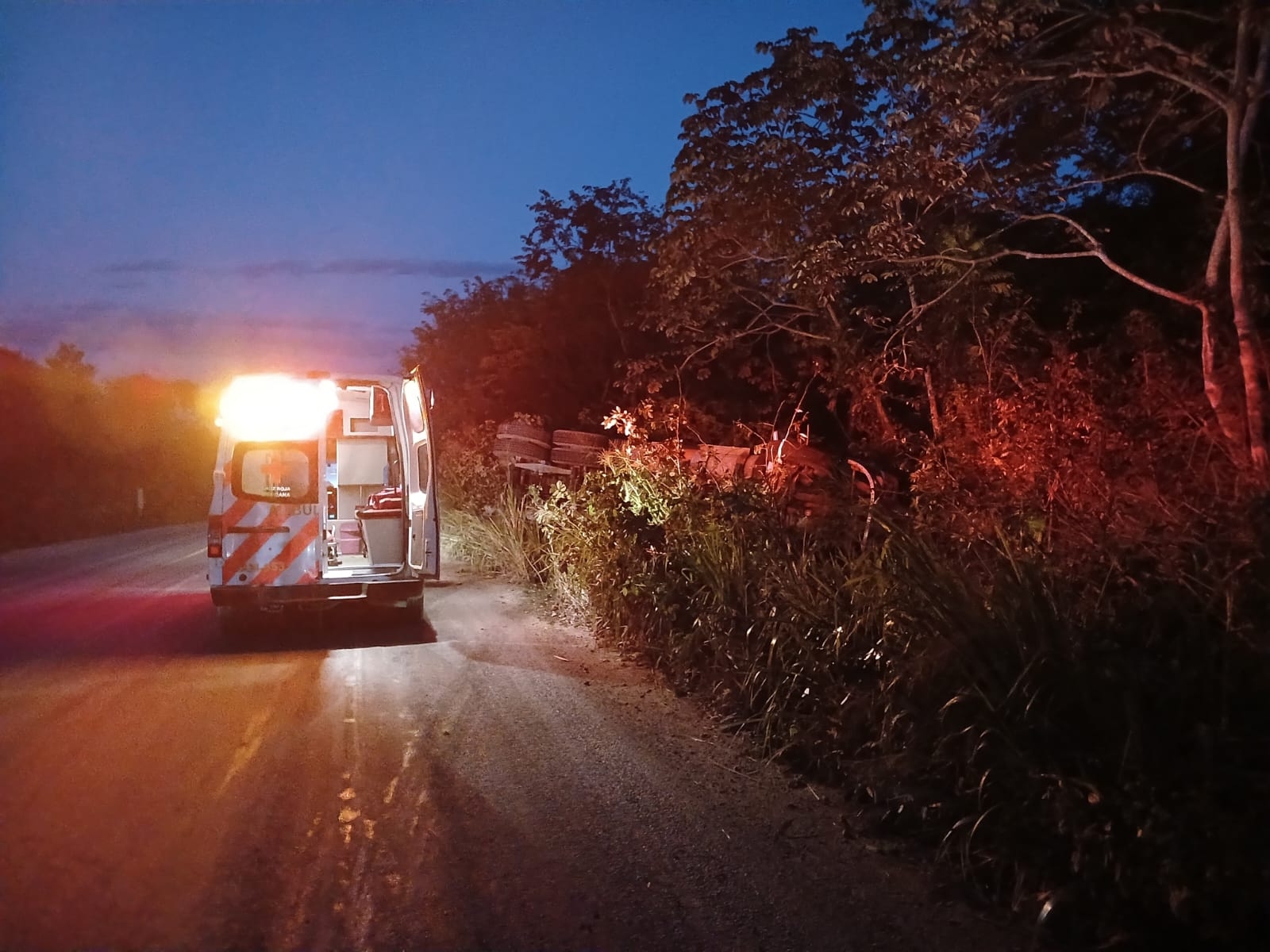 Conductor de un volquete dormita y termina fuera de la vía Escárcega-Xpujil