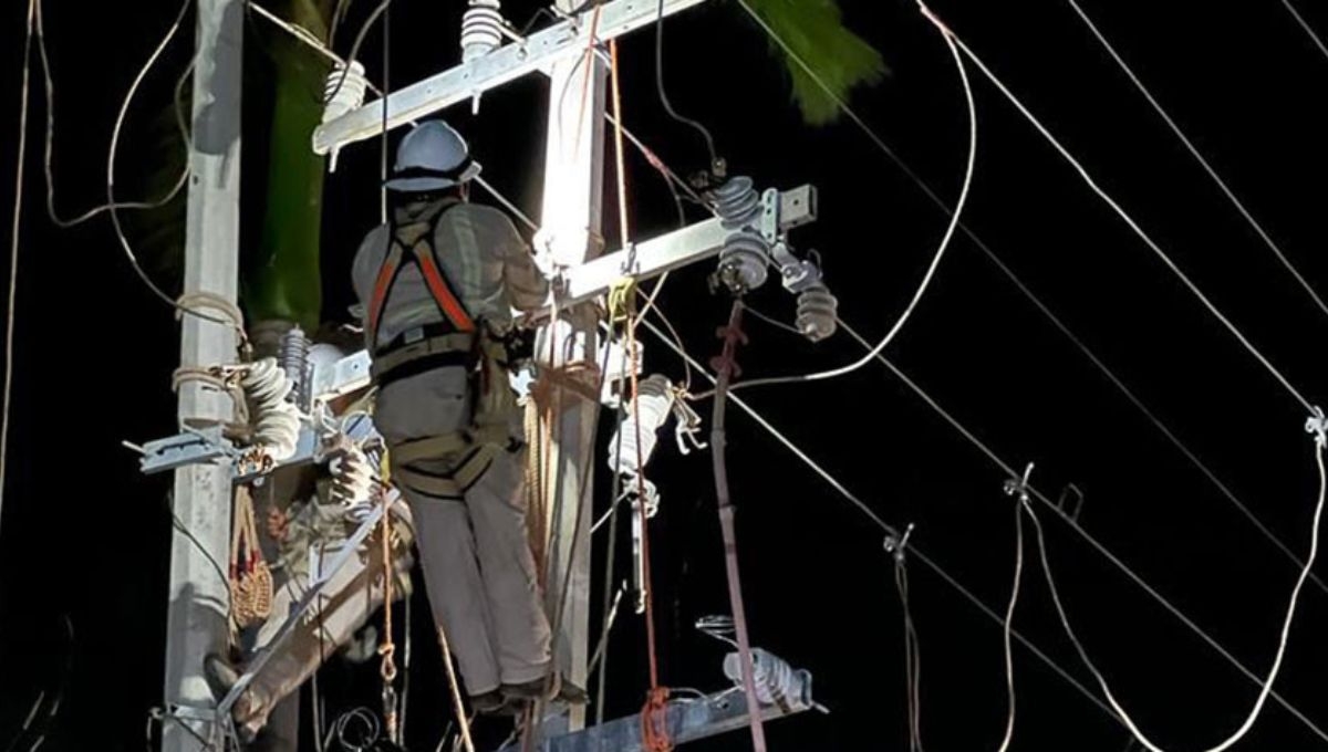 Trabajadores de la CFE han restablecido el servicio de energía eléctrica al 75 por ciento de usuarios afectados por el Huracán otis en Acapulco