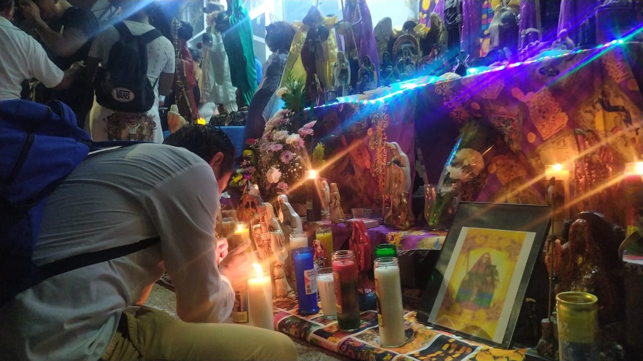 Los adoradores marchan desde las calles cercanas al Cementerio de Xoclán