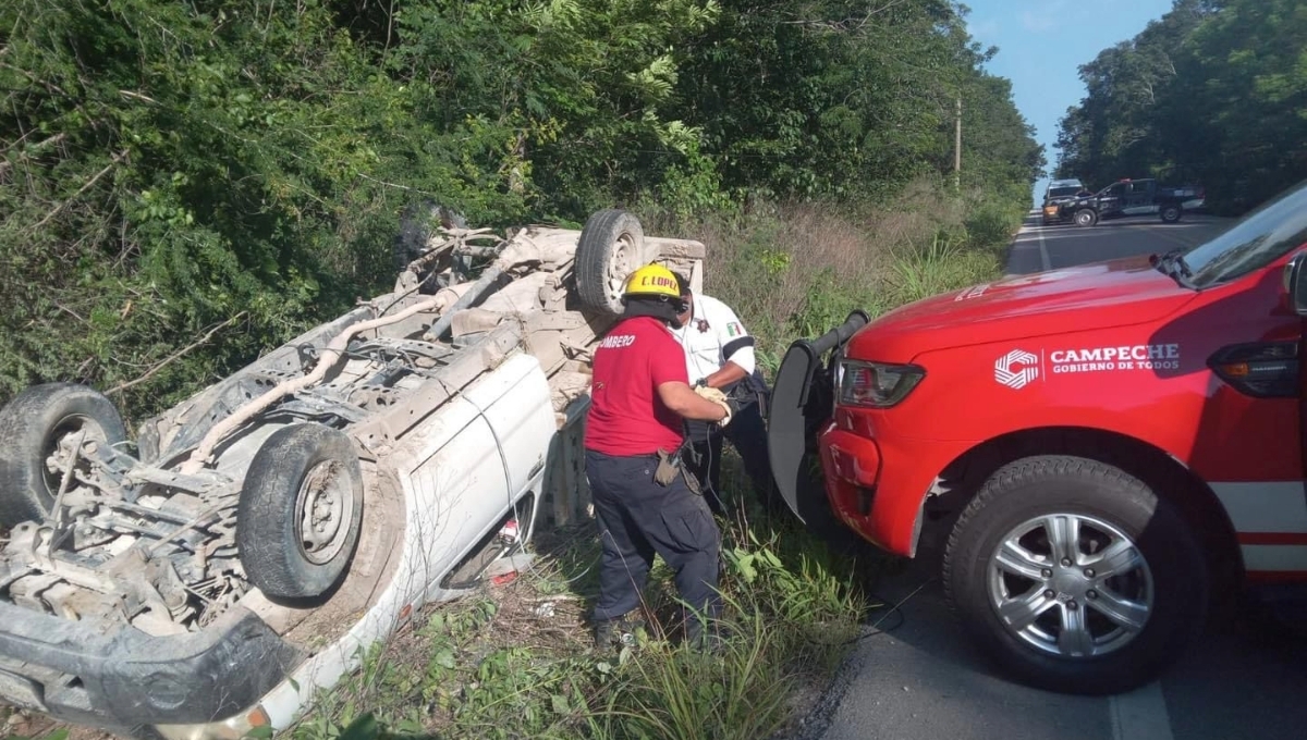 Camioneta termina entre la maleza al volcar en la vía Campeche-Hopelchén