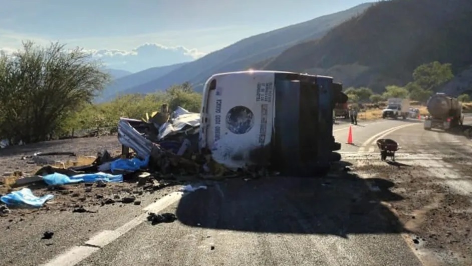 Saldo por volcadura de camión en carretera de Oaxaca sube a 18 personas muertas